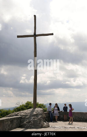 L'Italia, Toscana, Casentino, chiostro di La Verna, persone su una croce di legno, Foto Stock