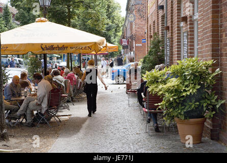 La Germania, il Land Brandeburgo, Potsdam, olandese quarta, ristorante, fuori, ospiti, la town quarto, bacino quadrato, edificio di mattoni, stile architettonico, mattone, rosso, gable, gastronomia, cafe, menu principali, tavoli, sedie, pranzi, persone, turisti, turismo, ombrelloni, automobili, sole, Foto Stock