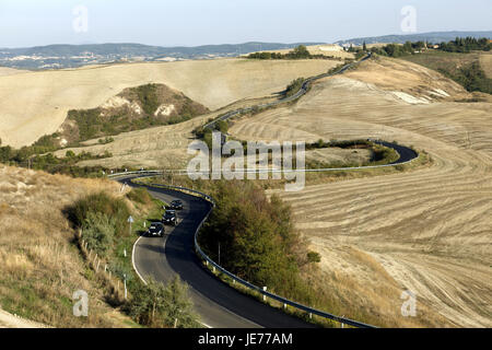 Italia Toscana, Crete Senesi, veicoli su strada, Foto Stock