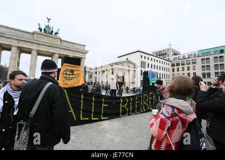 Berlino, Germania, 8 Aprile 2015: Rally internazionale di Roma giornata presso la Porta di Brandeburgo. Foto Stock