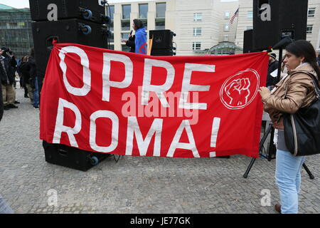 Berlino, Germania, 8 Aprile 2015: Rally internazionale di Roma giornata presso la Porta di Brandeburgo. Foto Stock