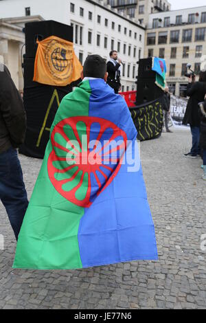 Berlino, Germania, 8 Aprile 2015: Rally internazionale di Roma giornata presso la Porta di Brandeburgo. Foto Stock