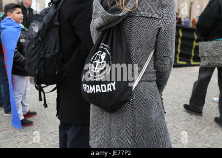 Berlino, Germania, 8 Aprile 2015: Rally internazionale di Roma giornata presso la Porta di Brandeburgo. Foto Stock