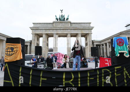 Berlino, Germania, 8 Aprile 2015: Rally internazionale di Roma giornata presso la Porta di Brandeburgo. Foto Stock