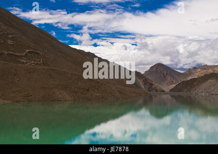 Serbatoio artificiale nel Karo-La passare lungo la Friendship Highway, il Tibet, Asia Foto Stock