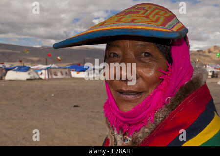 Tradizionalmente Vestiti donna presso il festival della tribù in Gerze nell ovest del Tibet, Asia Foto Stock