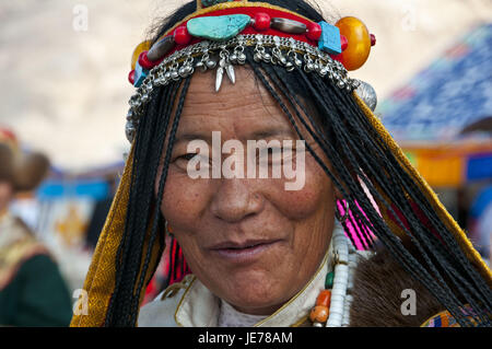 Tradizionalmente Vestiti donna presso il festival della tribù in Gerze nell ovest del Tibet, Asia Foto Stock