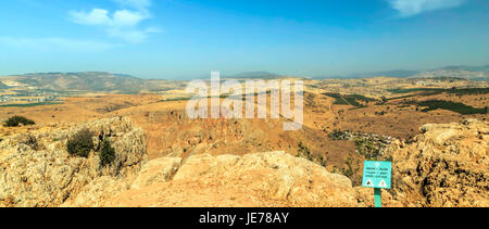 Vetta del Monte Arbel in Bassa Galilea vicino a Tiberiade in Israele con alte falesie, le viste del monte Hermon nel Golan. Foto Stock