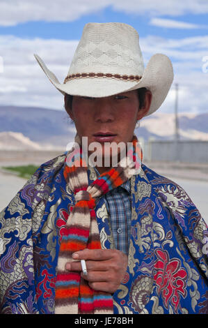 Tradizionalmente vestito uomo al festival delle tribù in Gerze nell ovest del Tibet, Asia Foto Stock