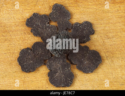 Il Perigord tartufo, Tuber melanosporum tritata, fette, Foto Stock