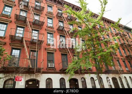 Mattone rosso basso e blocchi di appartamenti con incendio esterno fuoriesce il Greenwich Village di New York City STATI UNITI D'AMERICA Foto Stock