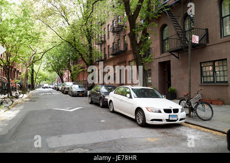 Bassi edifici di appartamenti su Charles Street Greenwich Village di New York City STATI UNITI D'AMERICA Foto Stock