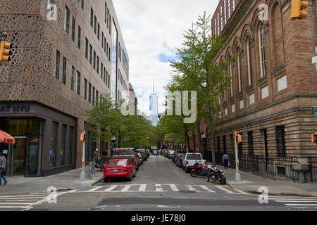 Guardando verso il basso thompson street verso una world trade center di Washington Square Greenwich Village di New York City STATI UNITI D'AMERICA Foto Stock