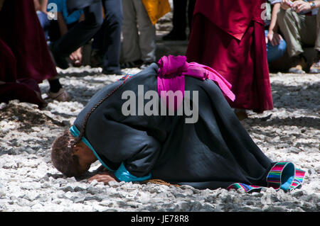 Pellegrini con recitare nel chiostro Tashilhunpo, Shigatse, nel Tibet, Asia Foto Stock