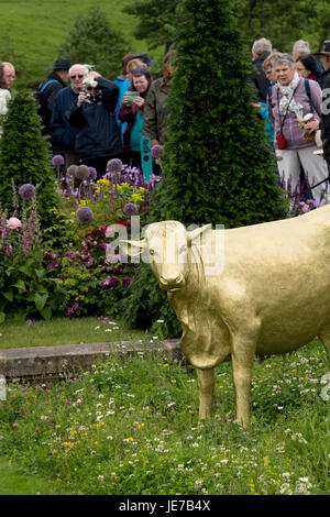 I membri del pubblico la visualizzazione di "esperienza del Peak District & Derbyshire Giardino' - RHS Chatsworth Flower Show, la Chatsworth House, Derbyshire, Inghilterra, Regno Unito. Foto Stock