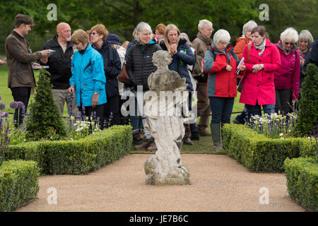 I membri del pubblico la visualizzazione di "esperienza del Peak District & Derbyshire Giardino' - RHS Chatsworth Flower Show, la Chatsworth House, Derbyshire, Inghilterra, Regno Unito. Foto Stock