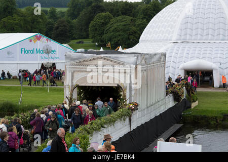 Primo RHS Chatsworth Flower Show affollate di persone (in coda per entrare in bridge exhibition & da marquees) Chatsworth House, Derbyshire, Inghilterra, Regno Unito. Foto Stock