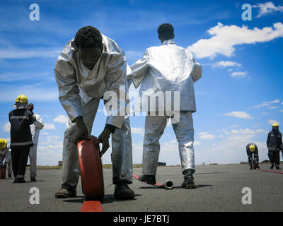 2013 10 04 somalo di Firefighter formazione Nairobi 012 (10203065025) Foto Stock