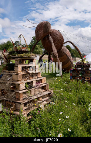 Eco-friendly Hotel Bug in concorso & torreggianti bee scultura - primo RHS Chatsworth Flower Show, la Chatsworth House, Derbyshire, Inghilterra, Regno Unito. Foto Stock