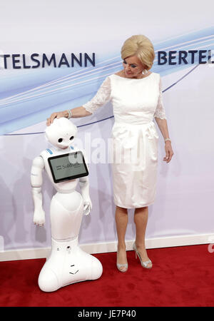 Berlino, Germania. Il 22 giugno, 2017. Liz Mohn, vice presidentessa della fondazione Bertelsmann, picchietti un piccolo robot prima della 'Bertelsmann parte 2017" di Berlino (Germania), 22 giugno 2017. La manifestazione porta il motto di innovazione e crescita. Foto: Jörg Carstensen/dpa-Zentralbild/dpa/Alamy Live News Foto Stock