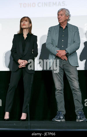 Tokyo, Giappone. 22 GIU, 2017. (L a R) attrice francese Isabelle Huppert e regista olandese Paul Verhoeven, partecipare alla cerimonia di apertura per il French Film Festival in Giappone edizione 2017 il 22 giugno 2017, Tokyo, Giappone. 12 i film saranno proiettati durante il festival annuale che va dal 22 al 25 giugno. Numerose stelle francese sarà presente alla manifestazione, compresi Isabelle Huppert chi è il capo delegazione e rinomato direttore Paul Verhoeven. Credito: Rodrigo Reyes Marin/AFLO/Alamy Live News Foto Stock