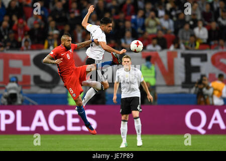 Kazan, Russia. Il 22 giugno, 2017. La Germania Emre Can (C) e Arturo Vidal dal Cile si contendono la palla durante il Gruppo B stadio preliminare partita di calcio tra il Cile e la Germania a Confederations Cup di Kazan, Russia, 22 giugno 2017. Foto: Marius Becker/dpa/Alamy Live News Foto Stock