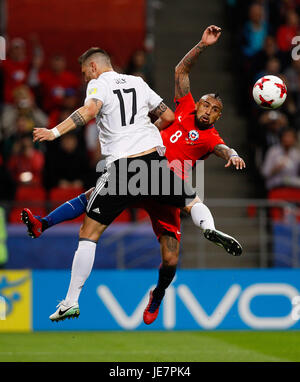 Kazan, Russia. 22 GIU, 2017. SUELE Niklas dalla Repubblica federale di Germania contesta la sfera con VIDAL Arturo del Cile durante la partita tra Germania e Cile valida per il secondo round della Confederations Cup 2017 il giovedì (22), che si è tenuta presso l'Arena di Kazan a Kazan, Russia. Credito: Foto Arena LTDA/Alamy Live News Foto Stock