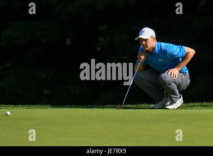 Cromwell CT, Stati Uniti d'America. Il 22 giugno, 2017. Jordan Spieth linee fino un putt su xiv foro durante il round di apertura dei viaggiatori Campionato di Golf a TPC River Highlands a Cromwell, Connecticut. Gregorio Vasil/CSM Credito: Cal Sport Media/Alamy Live News Foto Stock