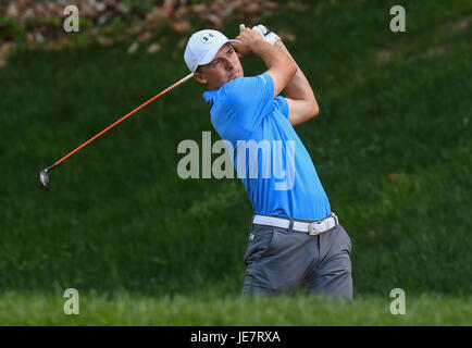 Cromwell CT, Stati Uniti d'America. Il 22 giugno, 2017. Jordan Spieth segue il suo tee-shot il quindicesimo foro durante il round di apertura dei viaggiatori Campionato di Golf a TPC River Highlands a Cromwell, Connecticut. Gregorio Vasil/CSM Credito: Cal Sport Media/Alamy Live News Foto Stock