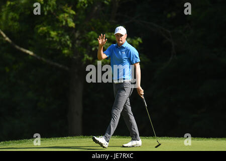 Cromwell CT, Stati Uniti d'America. Il 22 giugno, 2017. Jordan Spieth riconosce la folla dopo aver apportato un putt su xiv foro durante il round di apertura dei viaggiatori Campionato di Golf a TPC River Highlands a Cromwell, Connecticut. Gregorio Vasil/CSM Credito: Cal Sport Media/Alamy Live News Foto Stock