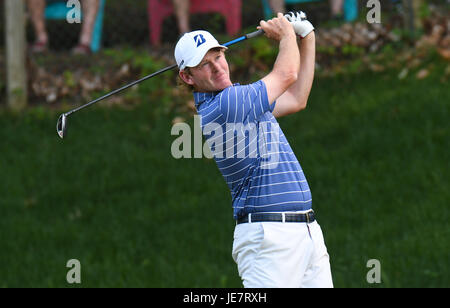 Cromwell CT, Stati Uniti d'America. Il 22 giugno, 2017. Brandt Snedeker guarda il suo tee-shot il quindicesimo foro durante il round di apertura dei viaggiatori Campionato di Golf a TPC River Highlands a Cromwell, Connecticut. Gregorio Vasil/CSM Credito: Cal Sport Media/Alamy Live News Foto Stock