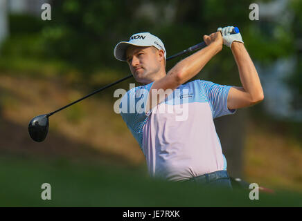 Cromwell CT, Stati Uniti d'America. Il 22 giugno, 2017. Russell Knox segue il suo tee-shot sul diciottesimo foro durante il round di apertura dei viaggiatori Campionato di Golf a TPC River Highlands a Cromwell, Connecticut. Gregorio Vasil/CSM Credito: Cal Sport Media/Alamy Live News Foto Stock