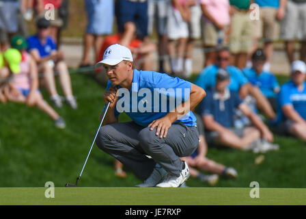 Cromwell CT, Stati Uniti d'America. Il 22 giugno, 2017. Jordan Spieth linee fino un putt su xv foro durante il round di apertura dei viaggiatori Campionato di Golf a TPC River Highlands a Cromwell, Connecticut. Gregorio Vasil/CSM Credito: Cal Sport Media/Alamy Live News Foto Stock