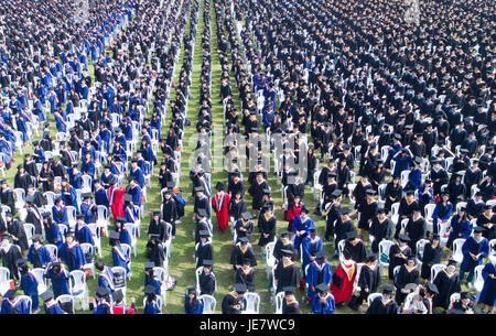 Wuhan, la Cina della provincia di Hubei. Il 22 giugno, 2017. Gli studenti frequentano la cerimonia di laurea di Wuhan University di Wuhan, capitale della Cina centrale della provincia di Hubei, 22 giugno 2017. Credito: Ke Hao/Xinhua/Alamy Live News Foto Stock