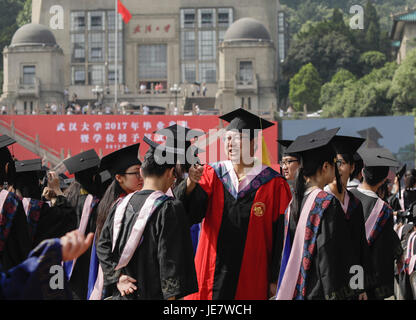 Wuhan, la Cina della provincia di Hubei. Il 22 giugno, 2017. Gli studenti frequentano la cerimonia di laurea di Wuhan University di Wuhan, capitale della Cina centrale della provincia di Hubei, 22 giugno 2017. Credito: Ke Hao/Xinhua/Alamy Live News Foto Stock