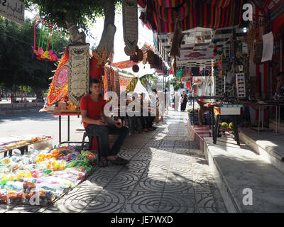 La striscia di Gaza, Territori palestinesi. Xx Giugno, 2017. Un giovane uomo seduto su uno sgabello accanto alla sua mercanzia in un mercato a Gaza, Territori palestinesi, 20 giugno 2017. I 2 milioni di abitanti di questa fascia costiera per molti anni hanno subito gravi carenze energetiche. Il potere politico lotte hanno l' effetto di produrre soltanto che peggiorare la situazione. Foto: Stefanie Järkel/dpa/Alamy Live News Foto Stock