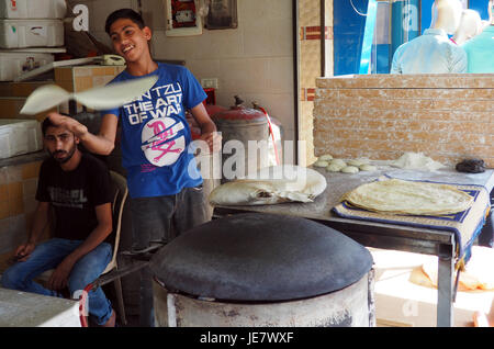 La striscia di Gaza, Territori palestinesi. Xx Giugno, 2017. Un ragazzo abilmente la lavorazione di un pezzo di pasta di pane a Gaza, Territori palestinesi, 20 giugno 2017. I 2 milioni di abitanti di questa fascia costiera per molti anni hanno subito gravi carenze energetiche. Il potere politico lotte hanno l' effetto di produrre soltanto che peggiorare la situazione. Foto: Stefanie Järkel/dpa/Alamy Live News Foto Stock