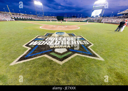 Omaha, NE USA. Il 22 giugno, 2017. La vista dal campo a TD Ameritrade Park durante il gioco 10 del 2017 uomini del NCAA College World Series tra TCU cornuto rane vs Louisville Cardinali al TD Ameritrade Park in Omaha, NE.presenze: 24,985.TCU ha vinto 4-3.Jimmy Rash/Cal Sport Media/Alamy Live News Foto Stock