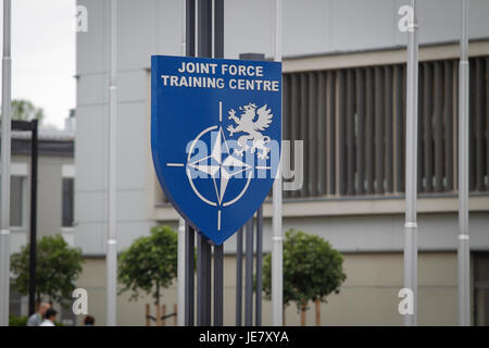 Bydgoszcz (Polonia). Il 22 giugno, 2017. Il logo della NATO Joint Force Training Centre (JFTC) è visto. Credito: Jaap Arriens/Alamy Live News Foto Stock