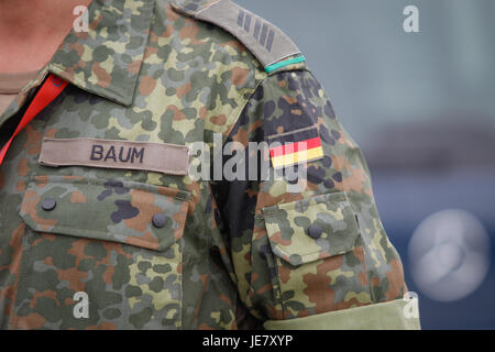 Bydgoszcz (Polonia). Il 22 giugno, 2017. La bandiera tedesca è visto in uniforme di un soldato. Credito: Jaap Arriens/Alamy Live News Foto Stock