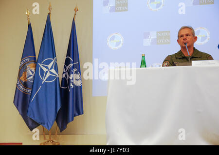 Bydgoszcz (Polonia). Il 22 giugno, 2017. Generale e il Comandante supremo alleato Denis Mercier è visto in occasione di una conferenza stampa in vista del CWIX esercizio di interoperabilità presentazione svolge questa settimana alla forza comune centro di formazione. Credito: Jaap Arriens/Alamy Live News Foto Stock