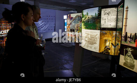 Quito, la 'Scienza 'tunnel' è un museo itinerante organizzata da Max Planck tedesco Società scientifiche. 21 Ago, 2017. La gente visita il 'Tunnel della scienza' museo durante la sua cerimonia di apertura di Quito, capitale dell'Ecuador, il 22 giugno 2017. La 'Scienza 'tunnel' è un museo itinerante organizzata da Max Planck tedesco Società scientifica, e rimarrà aperta fino al mese di agosto 21, 2017. Credito: Santiago Armas/Xinhua/Alamy Live News Foto Stock