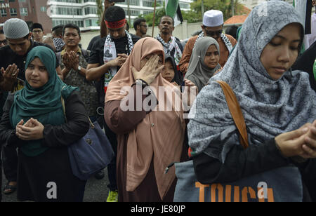 Kuala Lumpur Kuala Lumpur, Malesia. Il 23 giugno, 2017. Manifestanti pregare come essi dimostrano al contrassegno annuale di al-Quds giorno, o di Gerusalemme il giorno, l'ultimo venerdì di il mese del Ramadan fuori dall Ambasciata degli Stati Uniti a Kuala Lumpur. Credito: Kepy/ZUMA filo/Alamy Live News Foto Stock