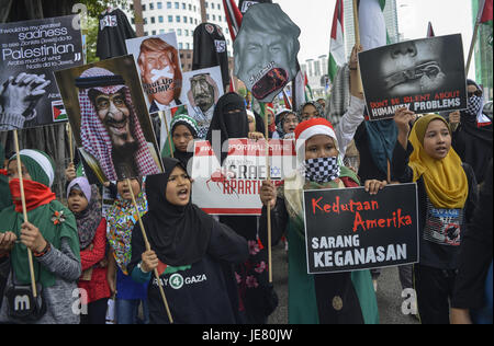 Kuala Lumpur Kuala Lumpur, Malesia. Il 23 giugno, 2017. Manifestanti tenere banner, come dimostrano alla marcatura annuale di al-Quds giorno, o di Gerusalemme il giorno, l'ultimo venerdì di il mese del Ramadan fuori dall Ambasciata degli Stati Uniti a Kuala Lumpur. Credito: Kepy/ZUMA filo/Alamy Live News Foto Stock