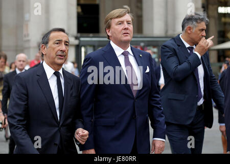 Milano re Williem Alexander e la Regina Maxima di Holland sono in viaggio dal punto di vista istituzionale in Italia e dopo Roma sono arrivati a Milano dove hanno soggiornato a Hotel Park Hyatt. Insieme con il Sindaco di Milano, Beppe Sala e il suo compagno di Chiara Bazoli a piedi dall'hotel a Piazza Duomo, attraversando la galleria, scortato da alcuni uomini della sicurezza. Nella piazza del Duomo di fronte al Palazzo Reale in attesa per loro ci sono Clarence Seedorf e Edgar Davids ex olandese giocatori di calcio insieme ad alcuni ragazzi che sono su un campo di calcio appositamente istituito per un evento. 22-06-2017 Milano Italia Foto Stock