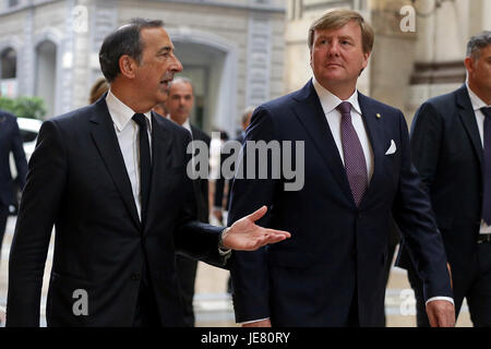 Milano re Williem Alexander e la Regina Maxima di Holland sono in viaggio dal punto di vista istituzionale in Italia e dopo Roma sono arrivati a Milano dove hanno soggiornato a Hotel Park Hyatt. Insieme con il Sindaco di Milano, Beppe Sala e il suo compagno di Chiara Bazoli a piedi dall'hotel a Piazza Duomo, attraversando la galleria, scortato da alcuni uomini della sicurezza. Nella piazza del Duomo di fronte al Palazzo Reale in attesa per loro ci sono Clarence Seedorf e Edgar Davids ex olandese giocatori di calcio insieme ad alcuni ragazzi che sono su un campo di calcio appositamente istituito per un evento. 22-06-2017 Milano Italia Foto Stock