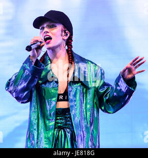 Belfast, Irlanda del Nord. 22/06/2017 - PSNI e ciclismo Ulster lancio campagna di sicurezza stradale, raccontando gli automobilisti come sorpassare i ciclisti in condizioni di sicurezza Foto Stock