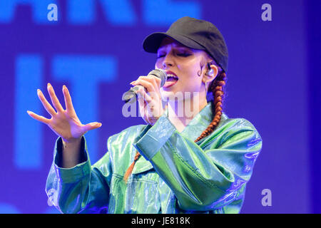 Belfast, Irlanda del Nord. 22/06/2017 - PSNI e ciclismo Ulster lancio campagna di sicurezza stradale, raccontando gli automobilisti come sorpassare i ciclisti in condizioni di sicurezza Foto Stock