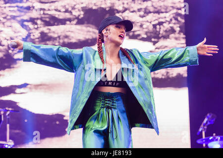 Belfast, Irlanda del Nord. 22/06/2017 - PSNI e ciclismo Ulster lancio campagna di sicurezza stradale, raccontando gli automobilisti come sorpassare i ciclisti in condizioni di sicurezza Foto Stock