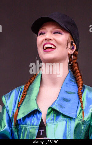 Belfast, Irlanda del Nord. 22/06/2017 - PSNI e ciclismo Ulster lancio campagna di sicurezza stradale, raccontando gli automobilisti come sorpassare i ciclisti in condizioni di sicurezza Foto Stock